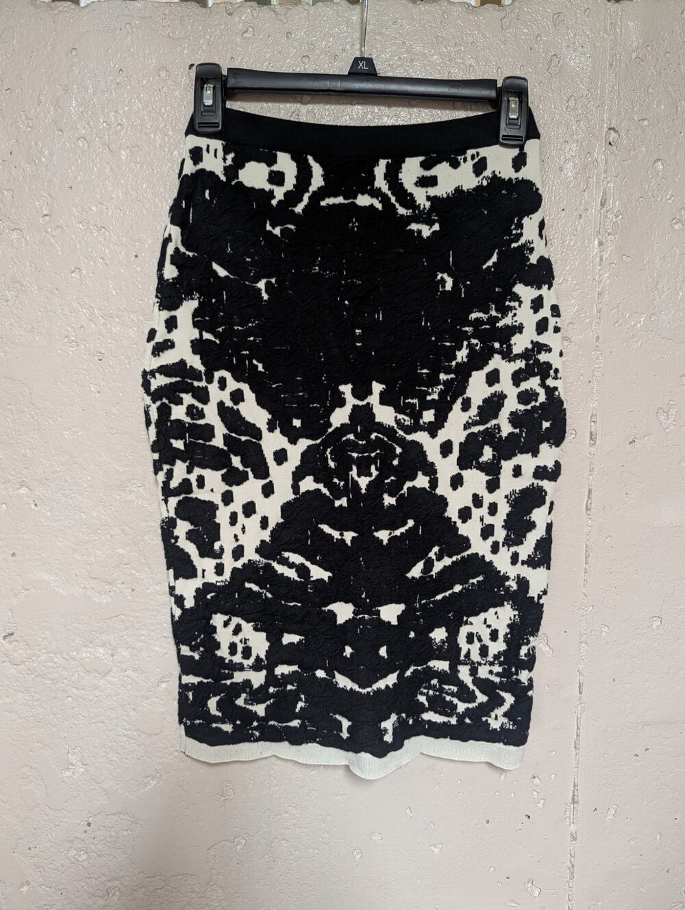 Gracia Black Ivory Baroque Damask Textured Knit Pencil Skirt